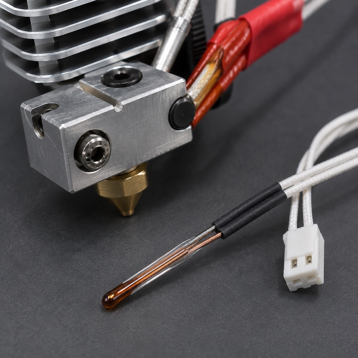 Termistor para impresora 3D junto a un bloque calefactor de hotend