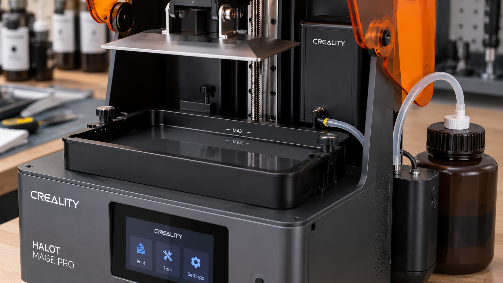 Detalle de sistema inteligente de llenado y retirada de resina en la Creality HALOT-MAGE PRO