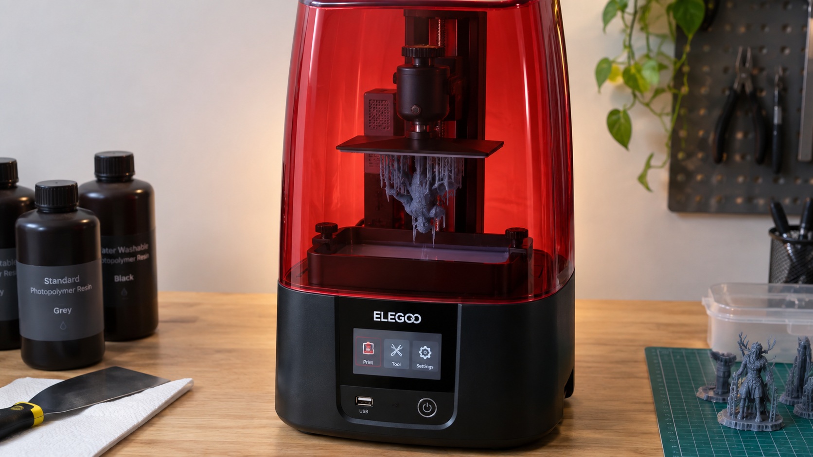 Elegoo Mars 3 Pro imprimiendo una miniatura de resina.