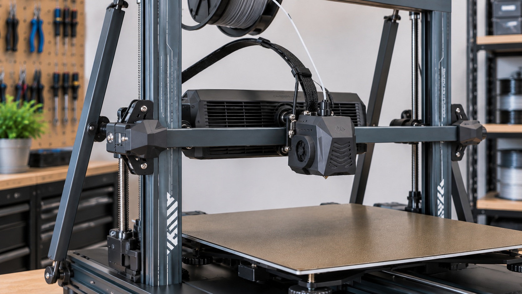 Detalle de la gran cama y sistema de nivelación de la Elegoo Neptune 4 Max.