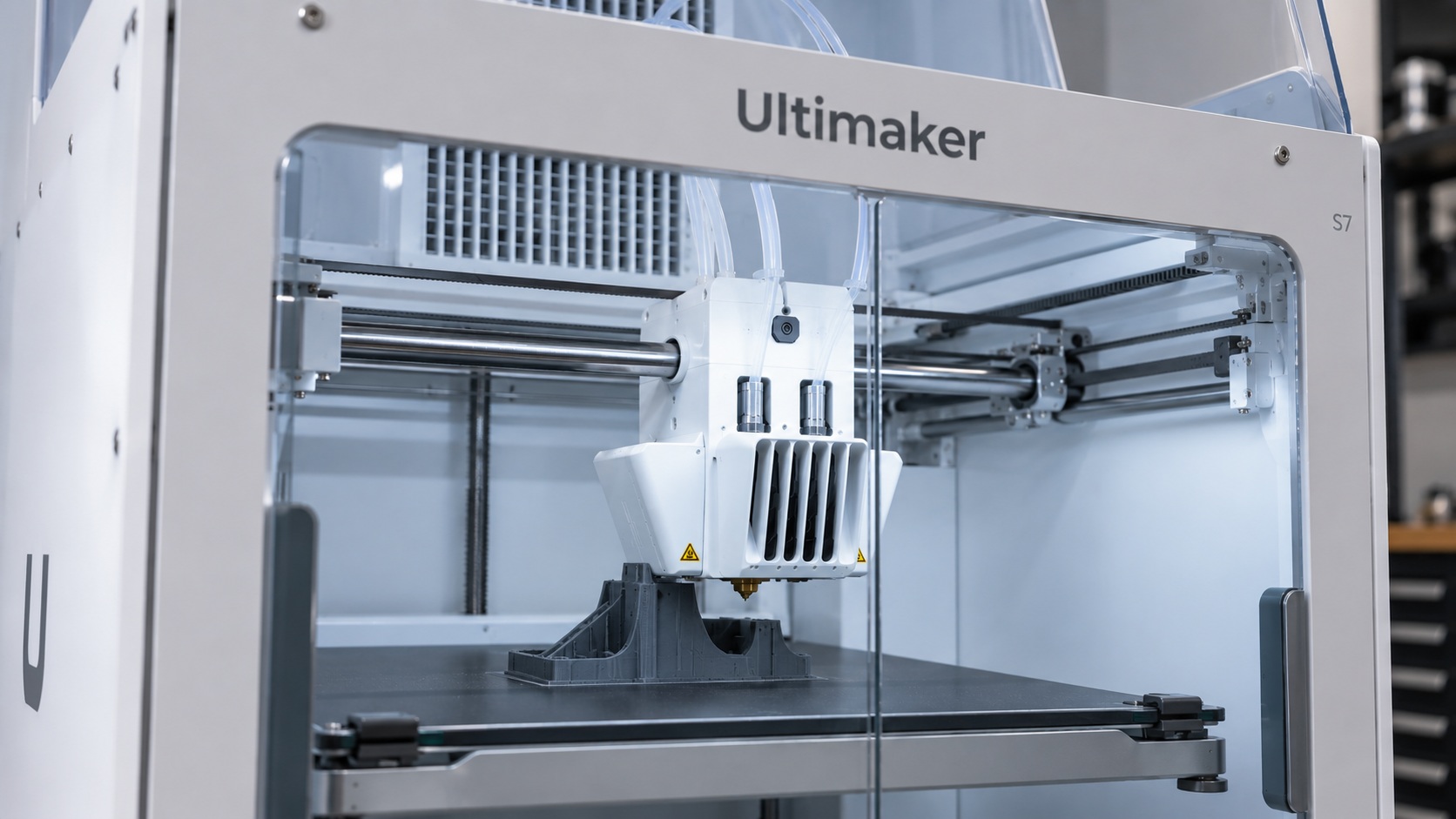 Detalle de placa flexible PEI y Air Manager integrado en UltiMaker S7